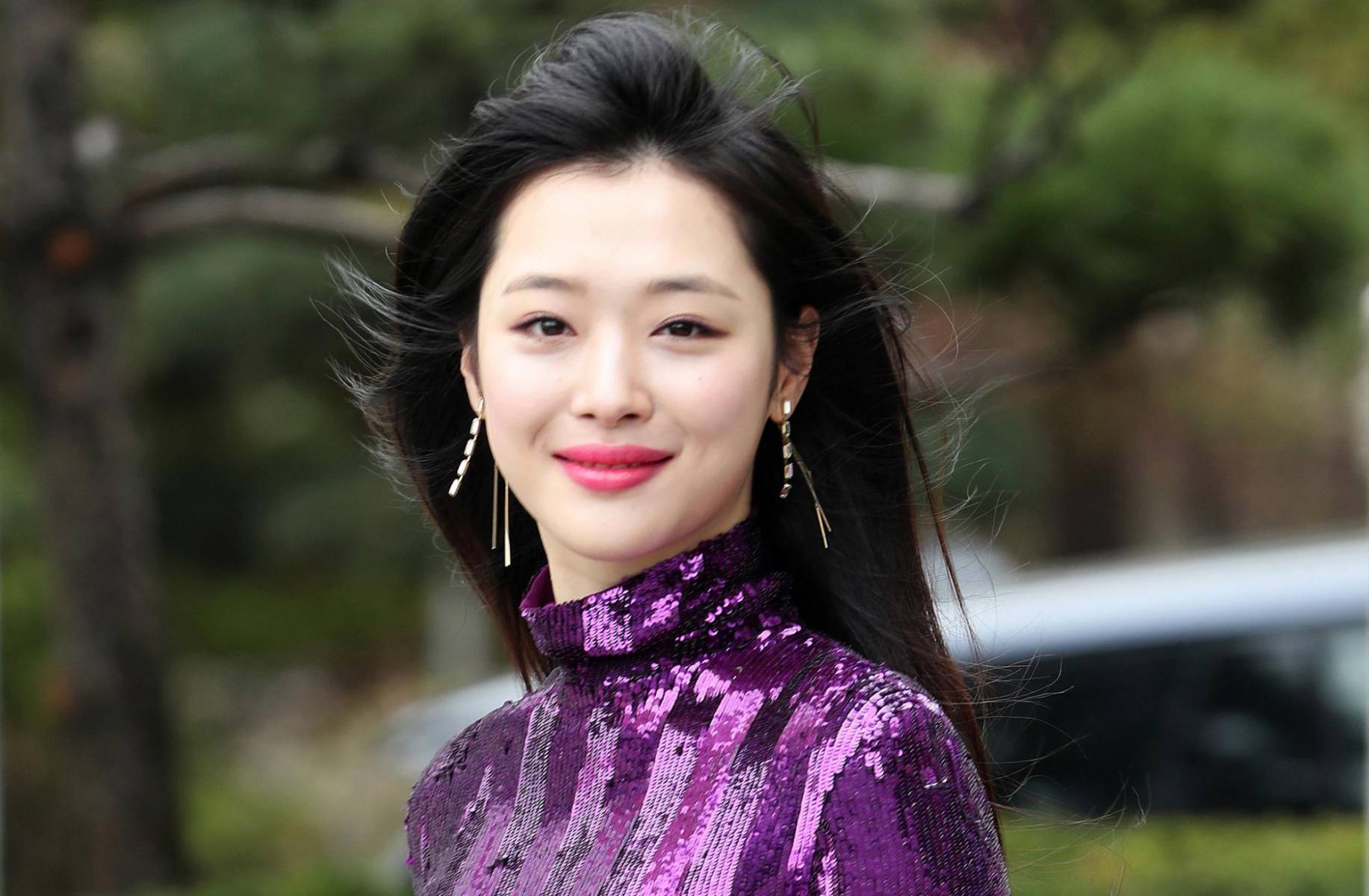Sulli, de 25 años, pertenecía a la girlband F(X), sin embargo, tuvo que salirse de la agrupación por el ciberacoso que sufría intensamente. El 14 de octubre de 2019 tomó la decisión de quitarse la vida, ya que padecía de depresión.