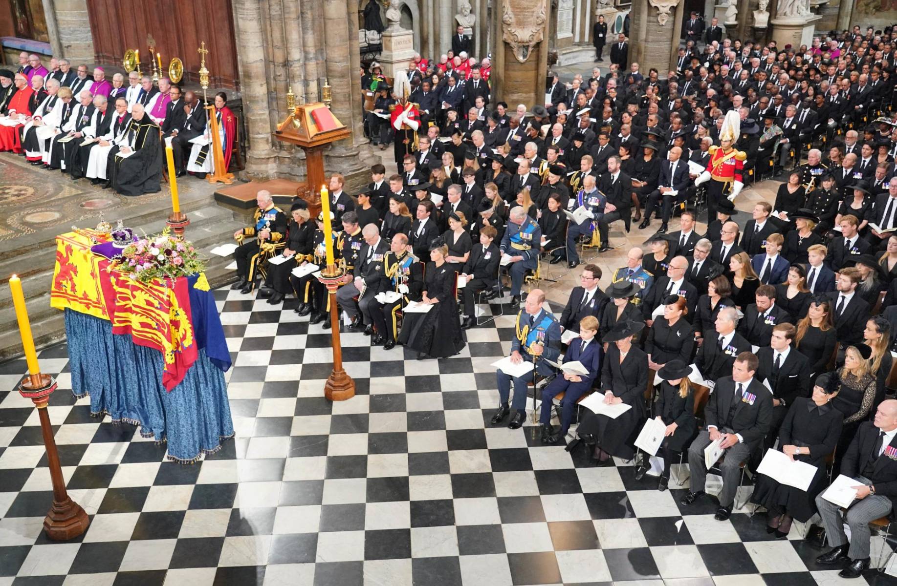 Miembros de la Familia Real presiden el funeral de Isabel II en la Abadía de Westminster en Londres. (Photo by Dominic Lipinski / POOL / AFP)