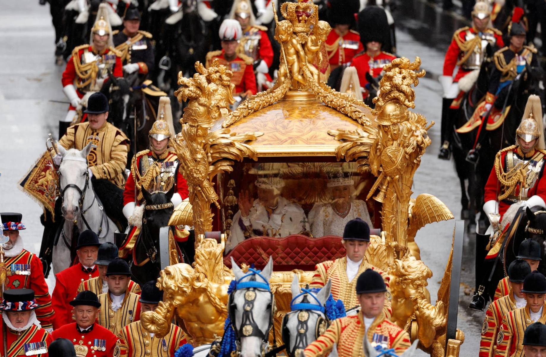 Carlos III con su corona Imperial y a bordo de la carroza con su esposa Camila 
