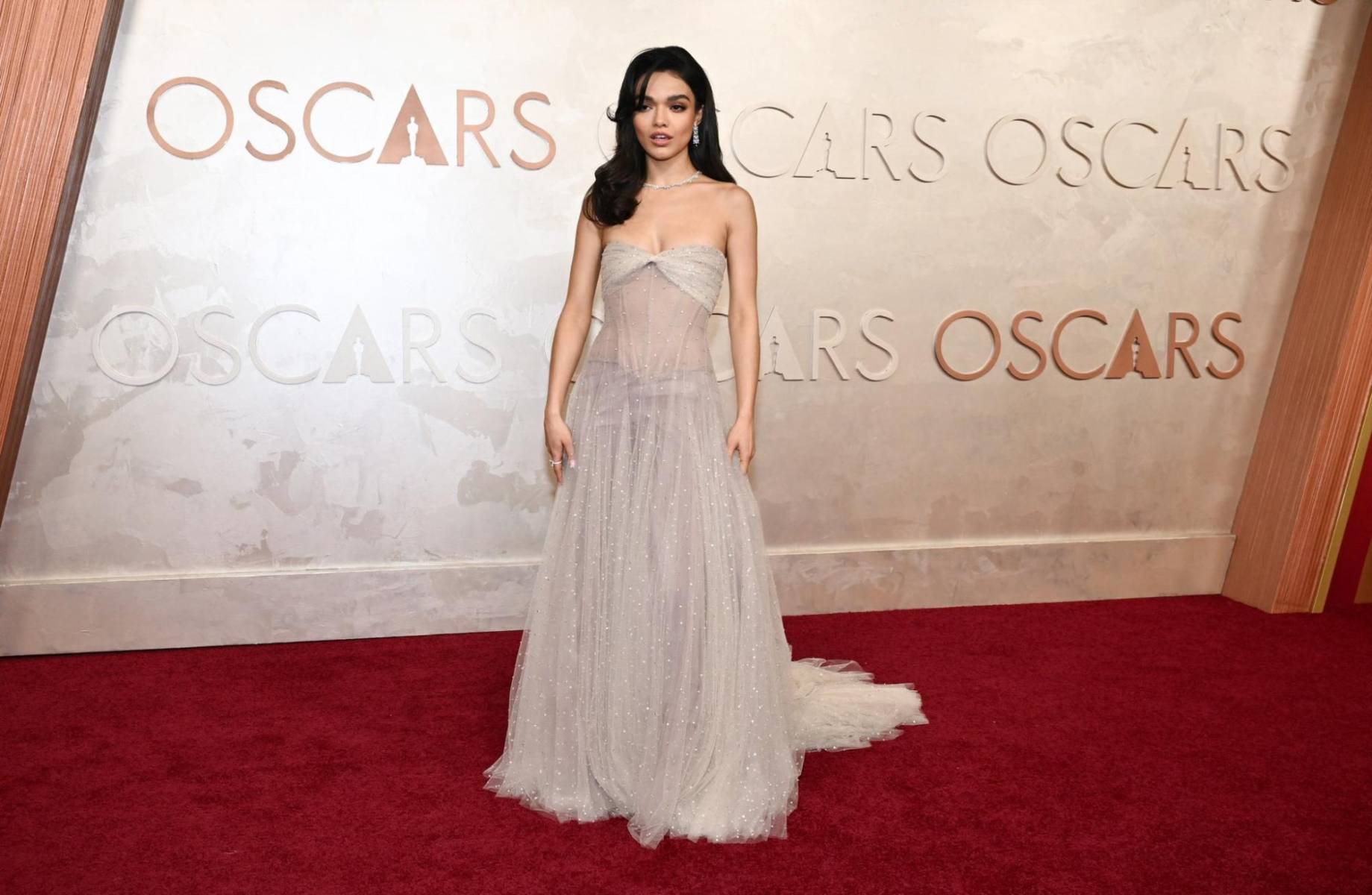 <b>Rachel Zegler en Dior</b>La joven actriz lució un vestido de Dior que, aunque bonito en diseño, presentó problemas de ajuste que no pasaron desapercibidos para los críticos de moda.