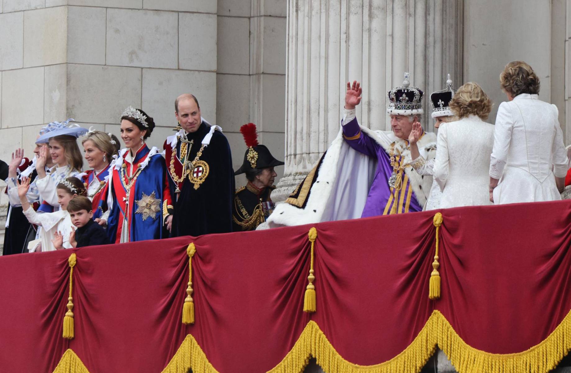 Los príncipes de Gales también saludaron al público desde el balcón del palacio 