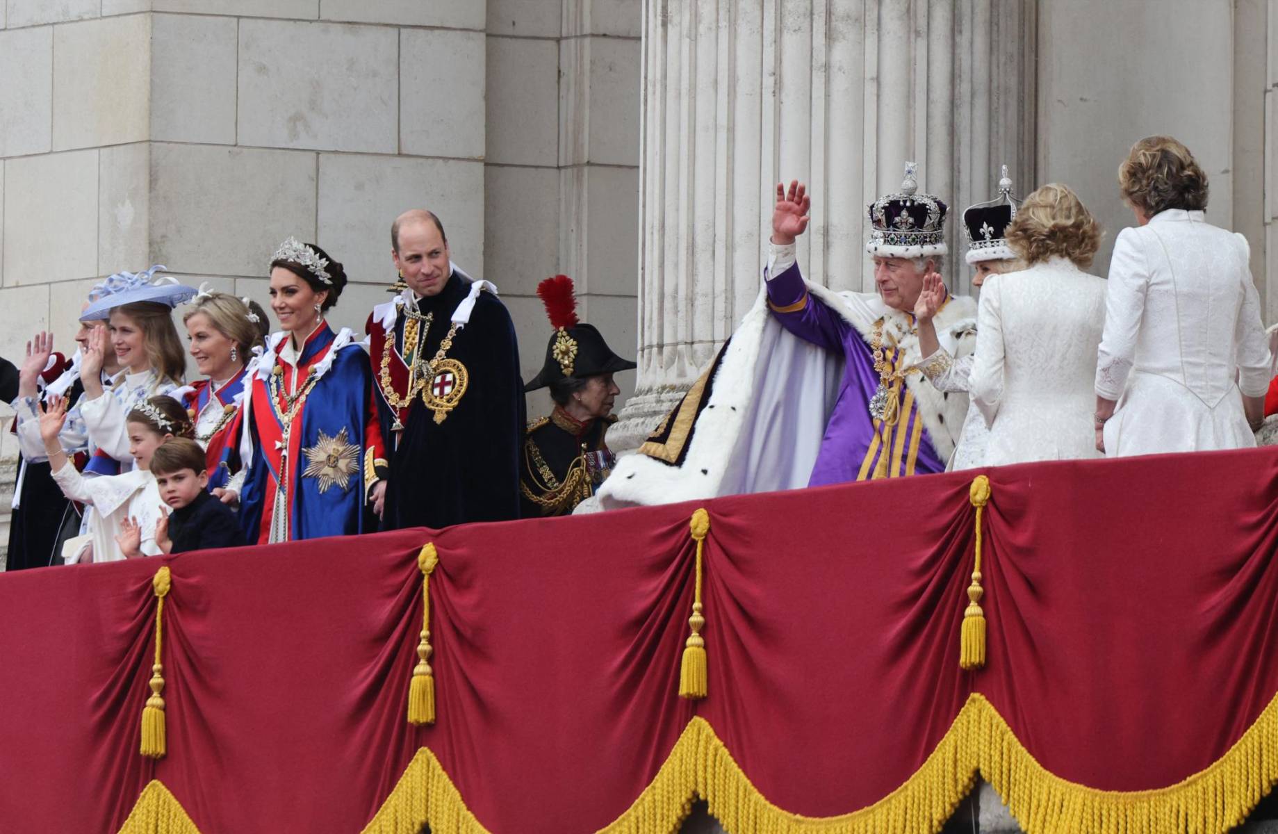 Los reyes y príncipes de Gales saludan desde el balcón de Bukingham