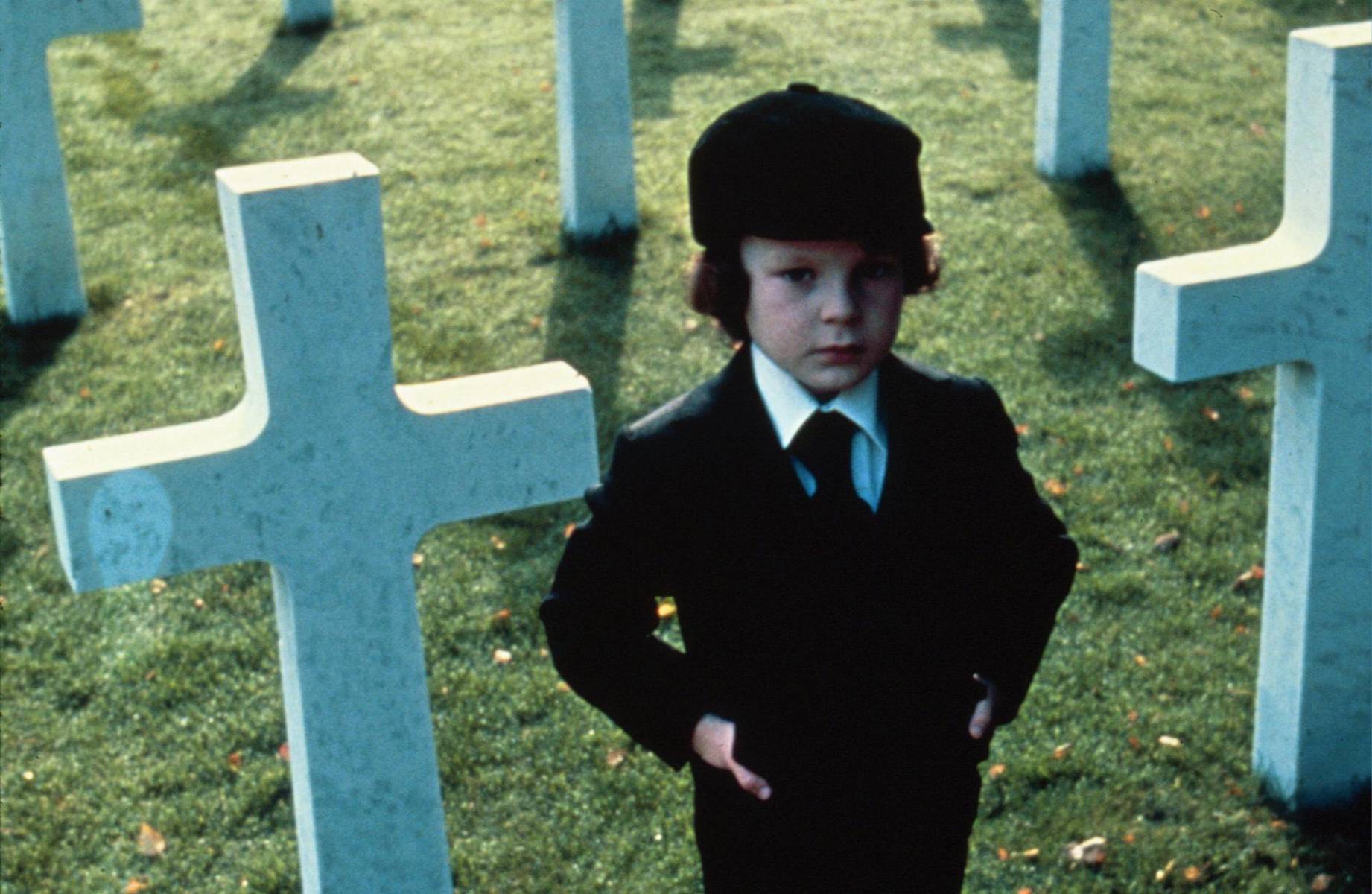 THE OMEN (1976) Gregory Peck protagoniza este clásico del género, dirigido por Richard Donner. Cuando el bebé de su esposa Kathy nace muerto, Robert le oculta la verdad y sustituye a su hijo por un niño huérfano, sin imaginar su origen satánico. En el quinto cumpleaños de Damien, su niñera se suicida, comenzando una serie de acontecimientos inesperados. Un creciente número de muertes relacionadas cn Damien hace que Robert se dé cuenta de que el niño que han adoptado es el Anticristo y que debe acabar con él para evitar que se cumpla una terrible profecía.