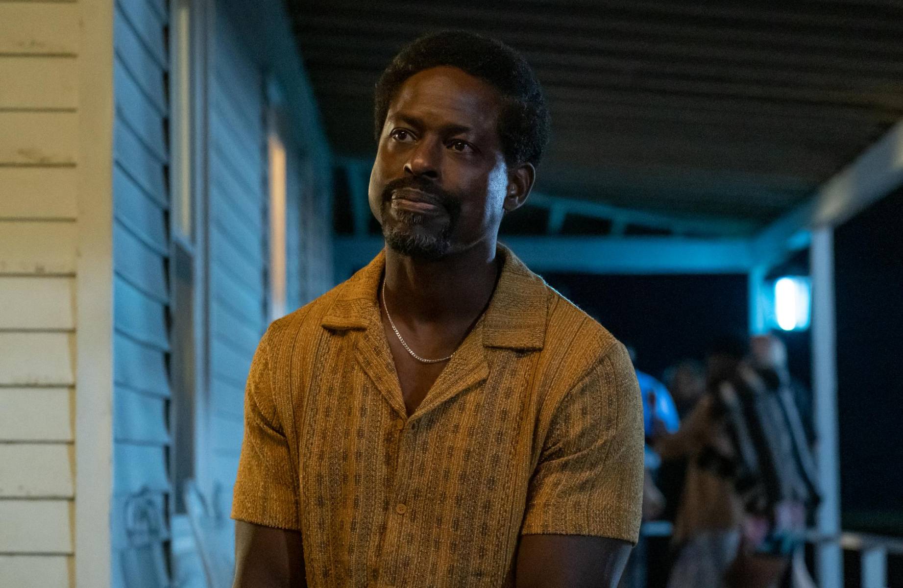 Sterling K. Brown destaca por su interpretación de Cliff, el hermano de ‘Monk’, quien enfrenta la revelación de su homosexualidad y el rechazo de sus hijos y madre. 