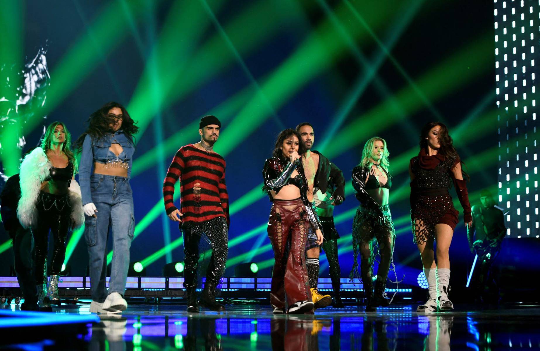 Una vez en el escenario, la cantante de 27 años usó un pantalon wide leg con cordones, bustier y chaqueta de flecos, combinados con sneakers