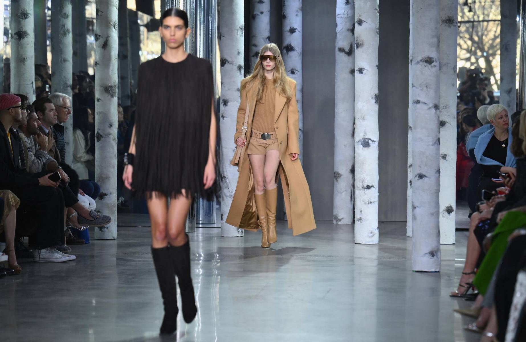 Los flecos brindan una sensación de fluidez y feminidad a vestidos y bolsos