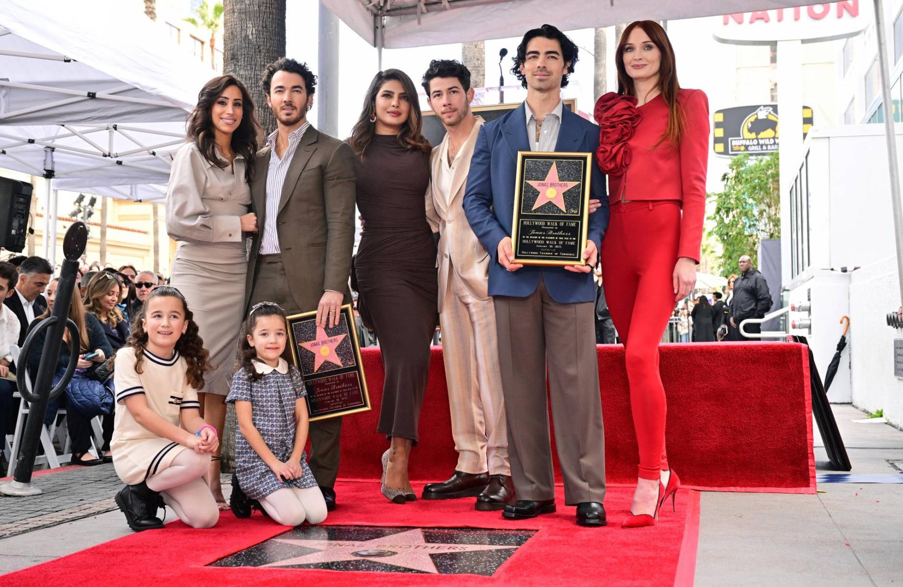 Los hermanos estuvieron acompañados de sus esposas. Danielle Deleasa con su esposo Kevin y sus dos hijas; Priyanka Chopra y Nick Jonas y Joe Jonas y Sophie Turner