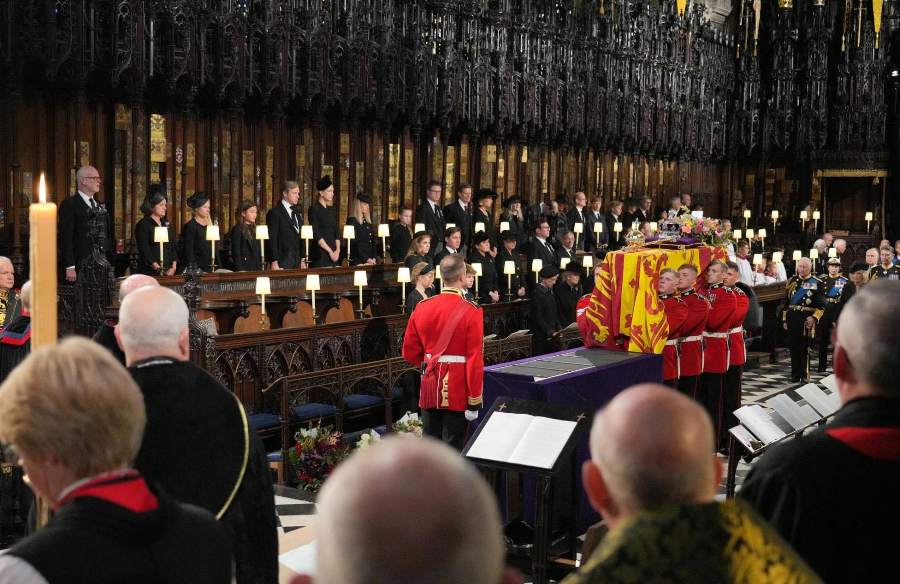 El féretro de Isabel II es ingresado a la capilla de St George donde se han realizado todos los funerales de los miembros de la familia real (Photo by Jonathan Brady / POOL / AFP)