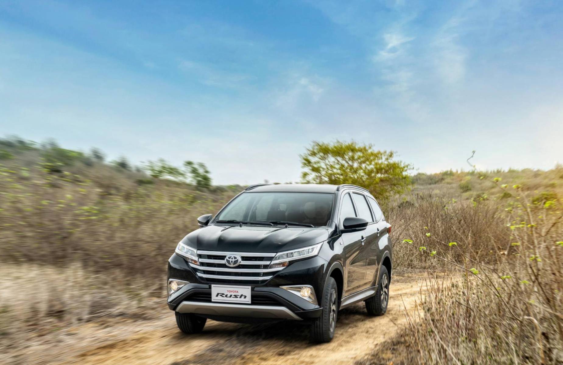 El Toyota Rush proporciona tracción posterior y una excepcional relación peso-potencia, garantizando una marcha más estable y potente. Su motor de 1,500 cc está diseñado para alcanzar altas velocidades con un óptimo rendimiento de combustible, asegurando una experiencia de conducción eficiente y emocionante en todo momento.