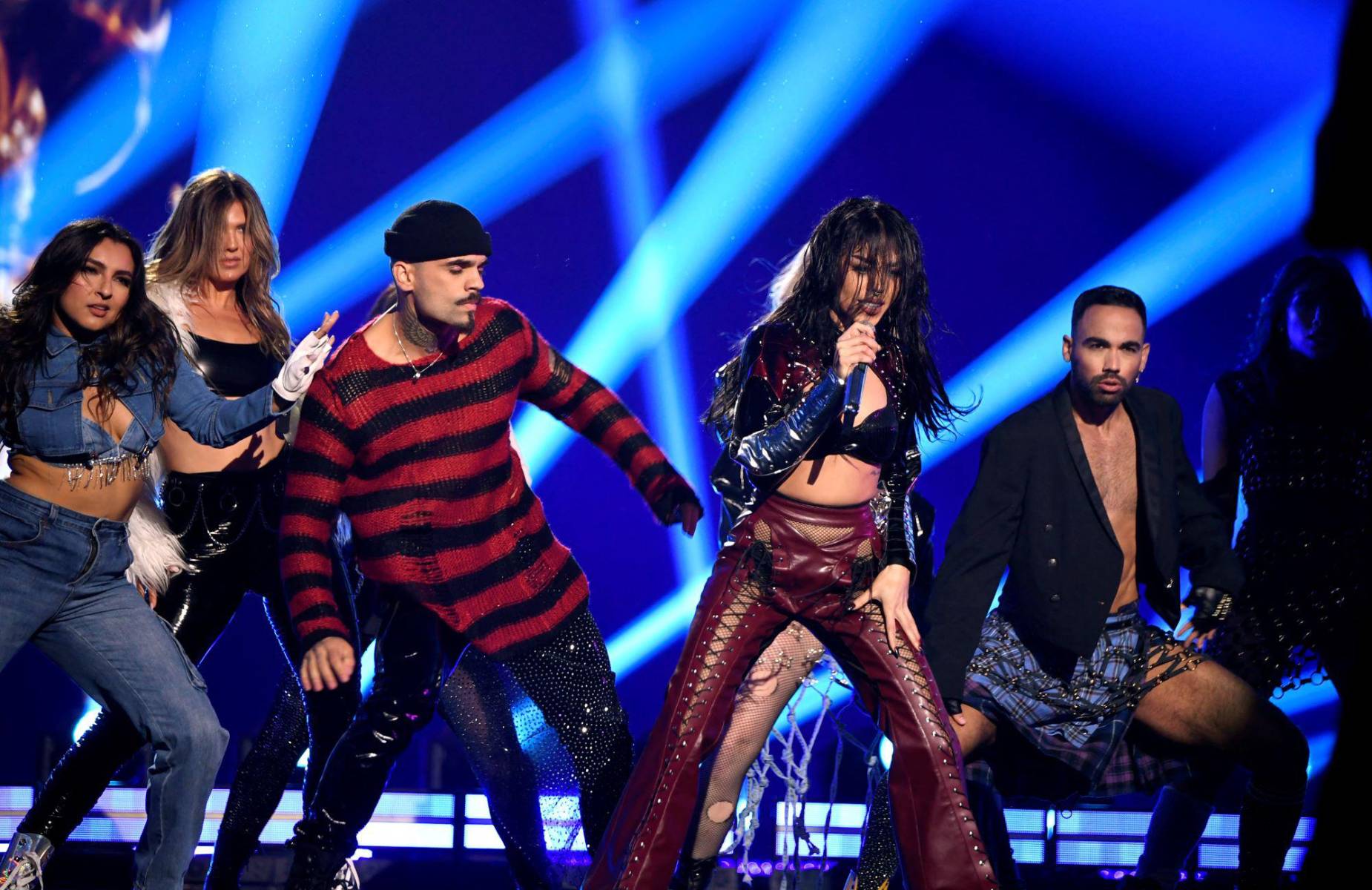 Danna y sus bailarines realizaron modernas coreografías al ritmo de notas pop
