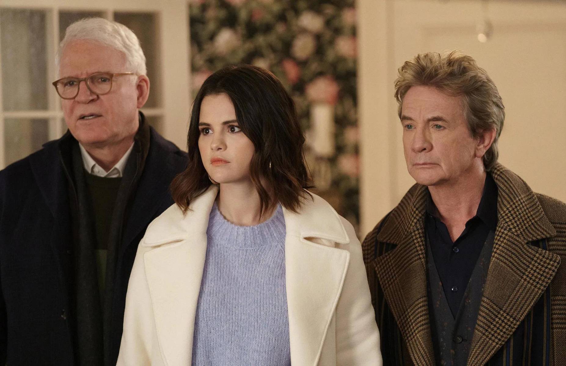 <b>Disney+ - Only Murders in the Building (Temporada 4) - 27 de agosto</b>Charles, Oliver y Mabel luchan con los impactantes eventos al final de la tercera temporada que rodean al doble y amigo de Charles, Sazz Pataki. Al cuestionar si Sazz o Charles eran la víctima prevista, la investigación de nuestro trío los lleva hasta Los Ángeles, donde un estudio de Hollywood está preparando una película sobre el podcast Only Murders