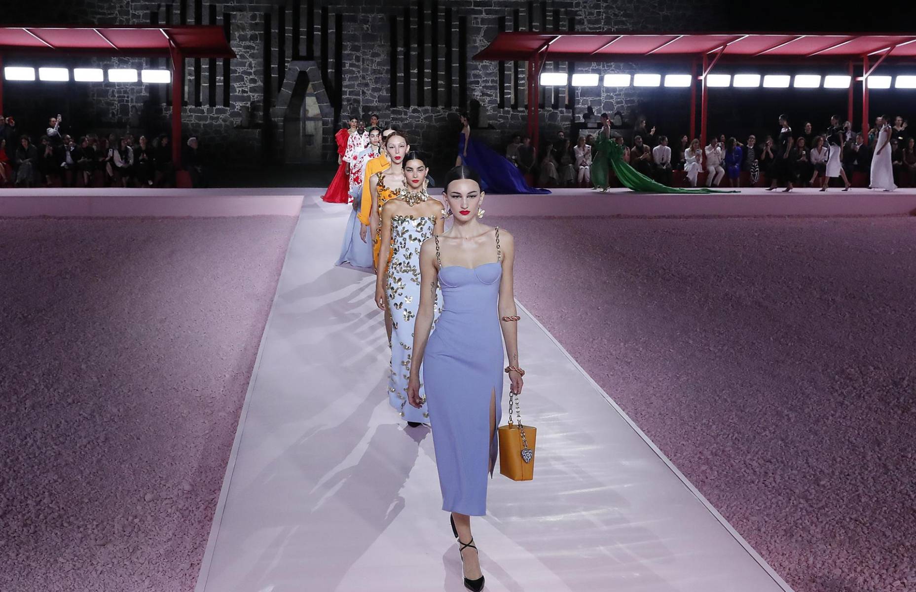 La reconocida firma de moda Carolina Herrera presentó en Ciudad de México su colección Resort 2025 con un desfile en el icónico Museo Anahuacalli, en el que celebró los tejidos y los colores de la vibrante cultura mexicana. EFE/ Mario Guzmán 