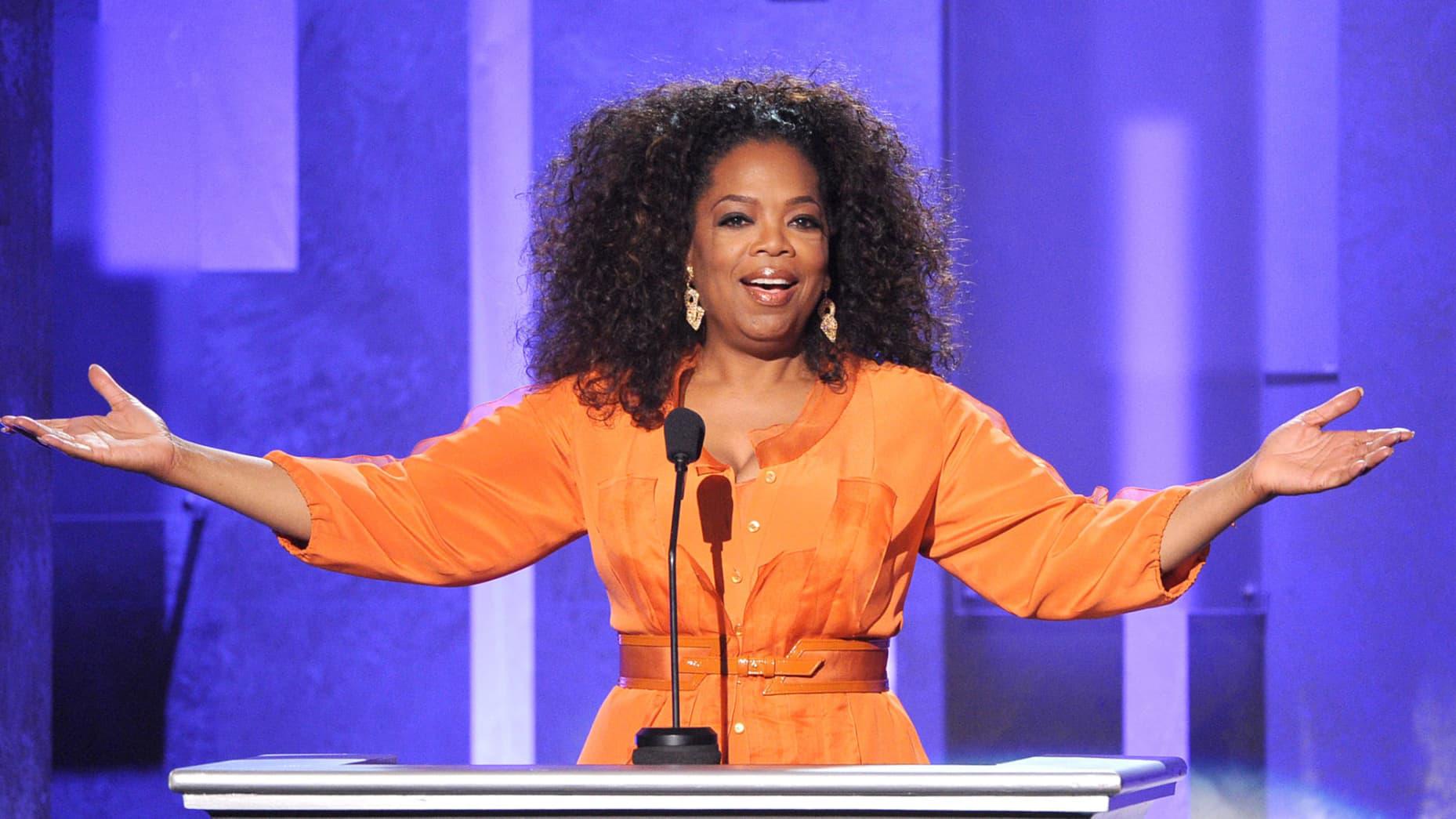 Oprah Winfrey, presentadora de programa de entrevistas, se convirtió en la primera mujer multimillonaria negra en 2003. En los años posteriores, ha transformado su marca en un imperio mediático y empresarial, incluidas inversiones en bienes raíces y su propia productora. Cuenta con una fortuna de 3 mil millones de dólares.