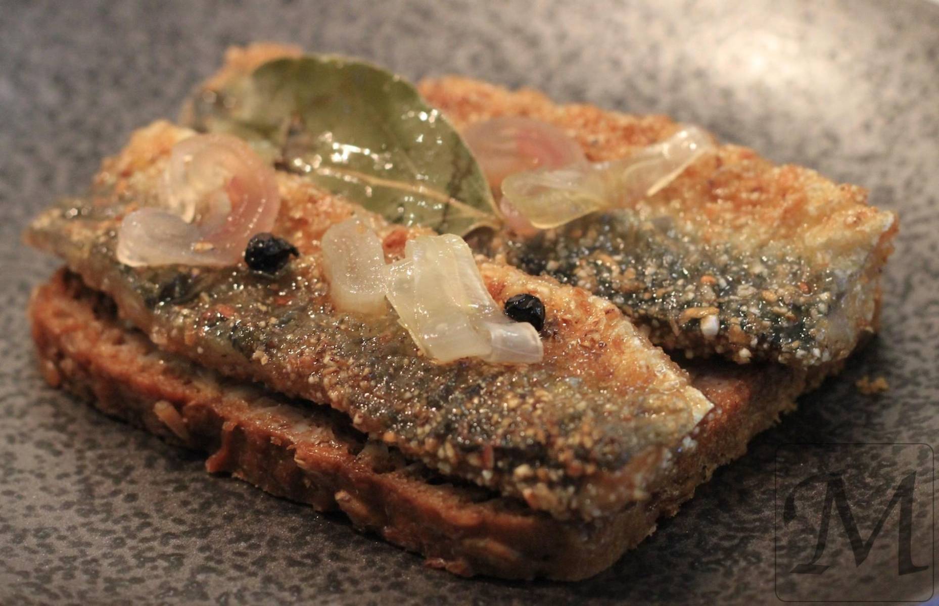 El stegte sild se caracteriza por su textura suave y su acidez, proviene de Dinamarca y está hecho de filetes de arenque. 