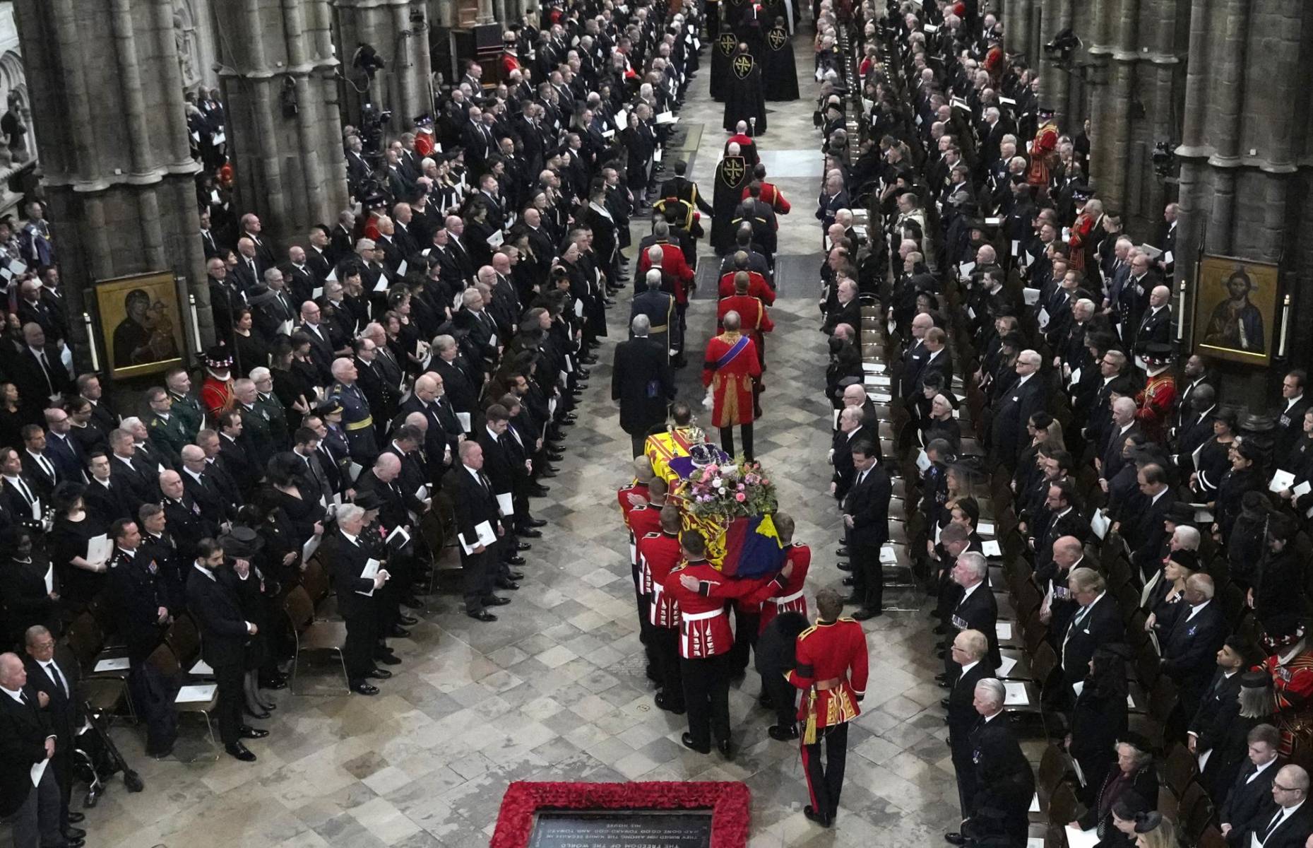 Más de 500 mandatarios mundiales y representantes de casas reales europeas presenciaron el momento en que el ataúd fue ingresado a la Abadía de Westminster, donde minutos antes repicaron 96 campanadas por cada uno de los años que vivió Isabel II. (Photo by Frank Augstein / POOL / AFP)