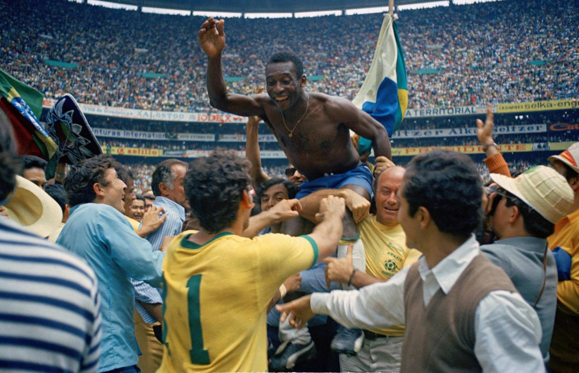 Con el Santos Sao Paulo, Pelé logró un total de diez campeonatos ganados, siendo el máximo exponente de su club. Ganó dos veces la Copa Libertadores y otras dos de la Copa Intercontinental en los años 1962 y 1963. Allí mismo recibió el apodo de la Perla Negra, por sus grandes recitales futbolísticos. 