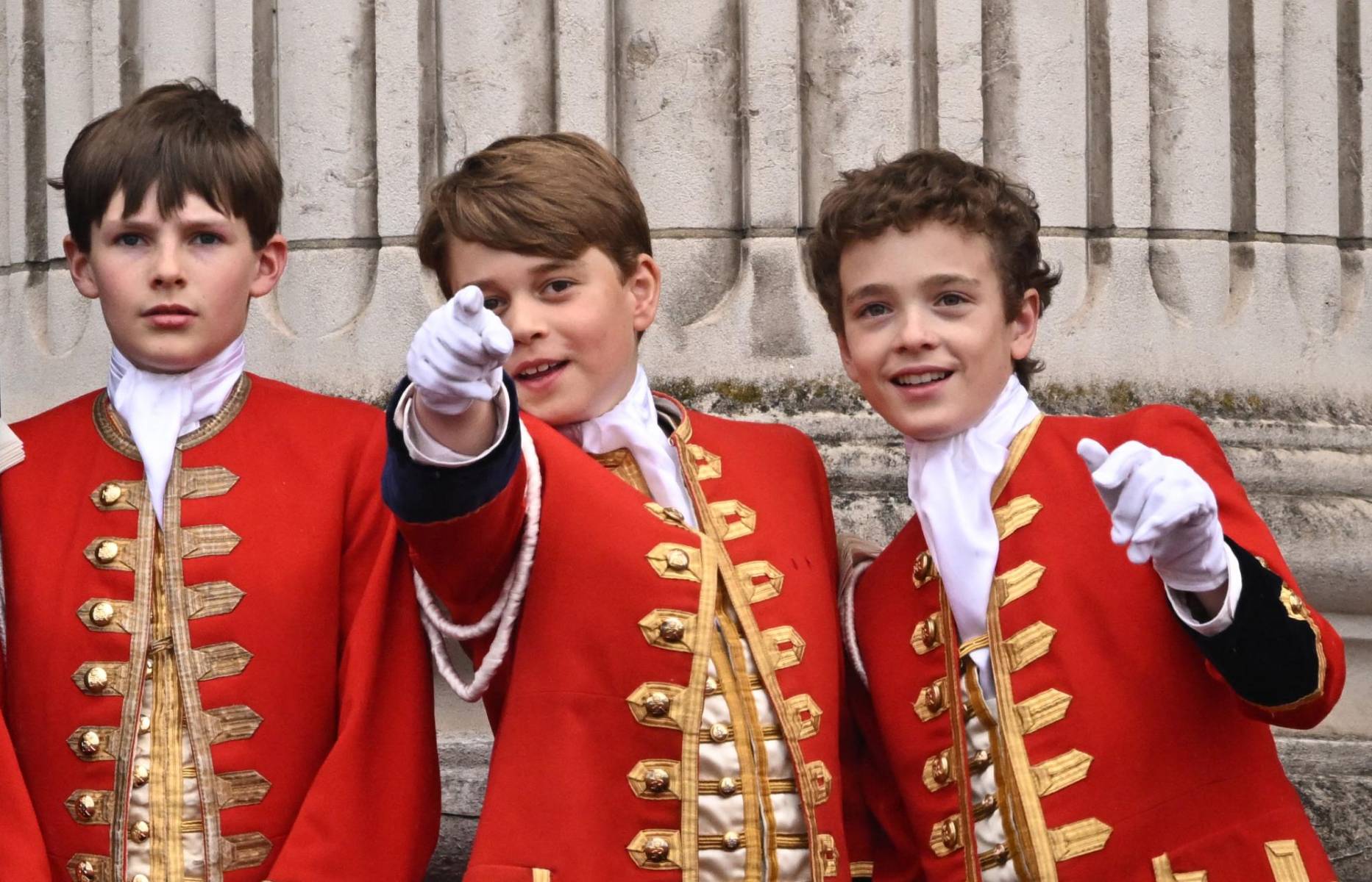 El príncipe George junto a los pajes en el balcón admiran el show aéreo