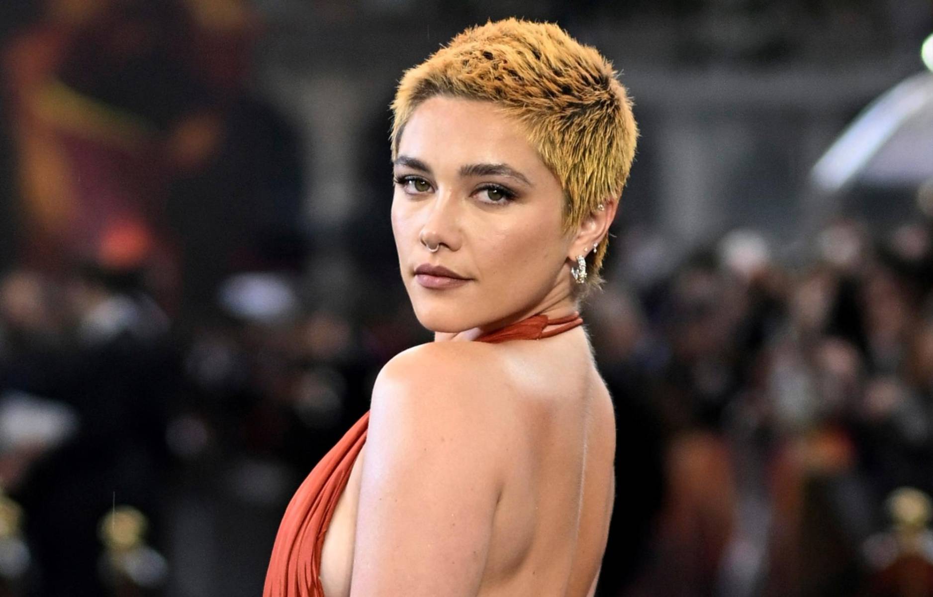 <b>Florence Pugh</b>, la talentosa actriz británica, cautiva a cada espectador con sus notables interpretaciones en películas destacadas como “Midsommar”, “Mujercitas” y “Don’t Worry Darling”. Su ingreso impactante al Universo Cinematográfico de Marvel como la sucesora de Scarlett Johansson en “Viuda Negra” fue aclamado, y este año, continúa brillando con un papel estelar en “Oppenheimer”. Su versatilidad y presencia en la pantalla la consolidan como una figura destacada en la industria del cine.