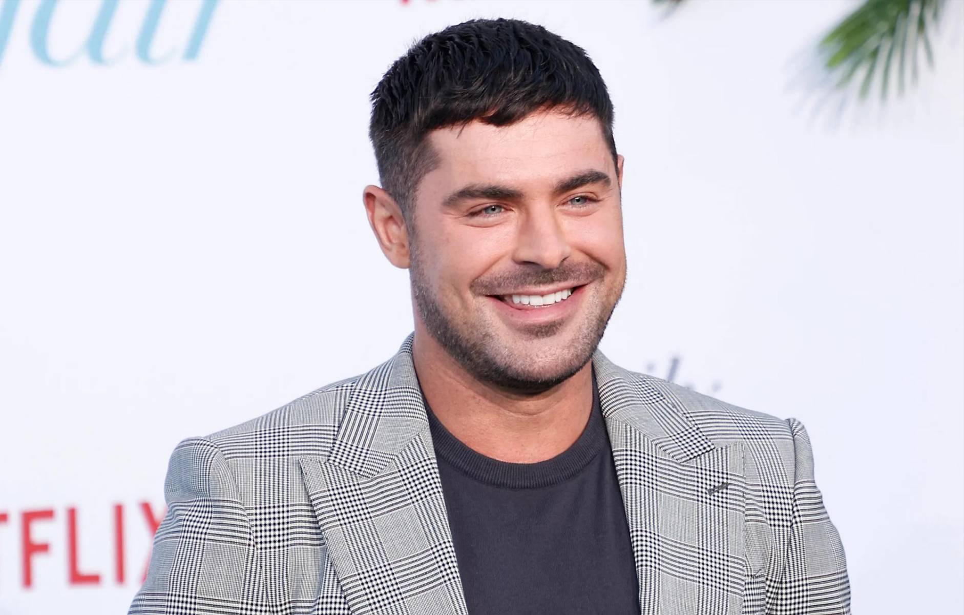 <b>Zac Efron</b>Nuestro eterno Troy Bolton, aunque ya haya dejado los pasillos de High School Musical, sigue robando corazones, y lo mejor de todo: ¡soltero! Zac Efron ha tenido un par de romances, pero ahora parece más feliz que nunca disfrutando de aventuras al aire libre y nuevos proyectos.