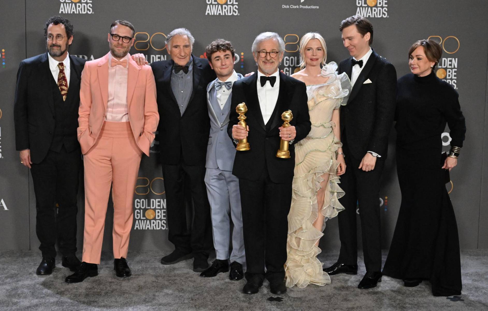 <b>MEJOR PELÍCULA DRAMA: THE FABELMANS.</b> El director estadounidense Steven Spielberg con Tony Kushner, Seth Rogen, Judd Hirsch, Gabriel LaBelle, Michelle Williams, Paul Dano y Kristie Macosko Krieger