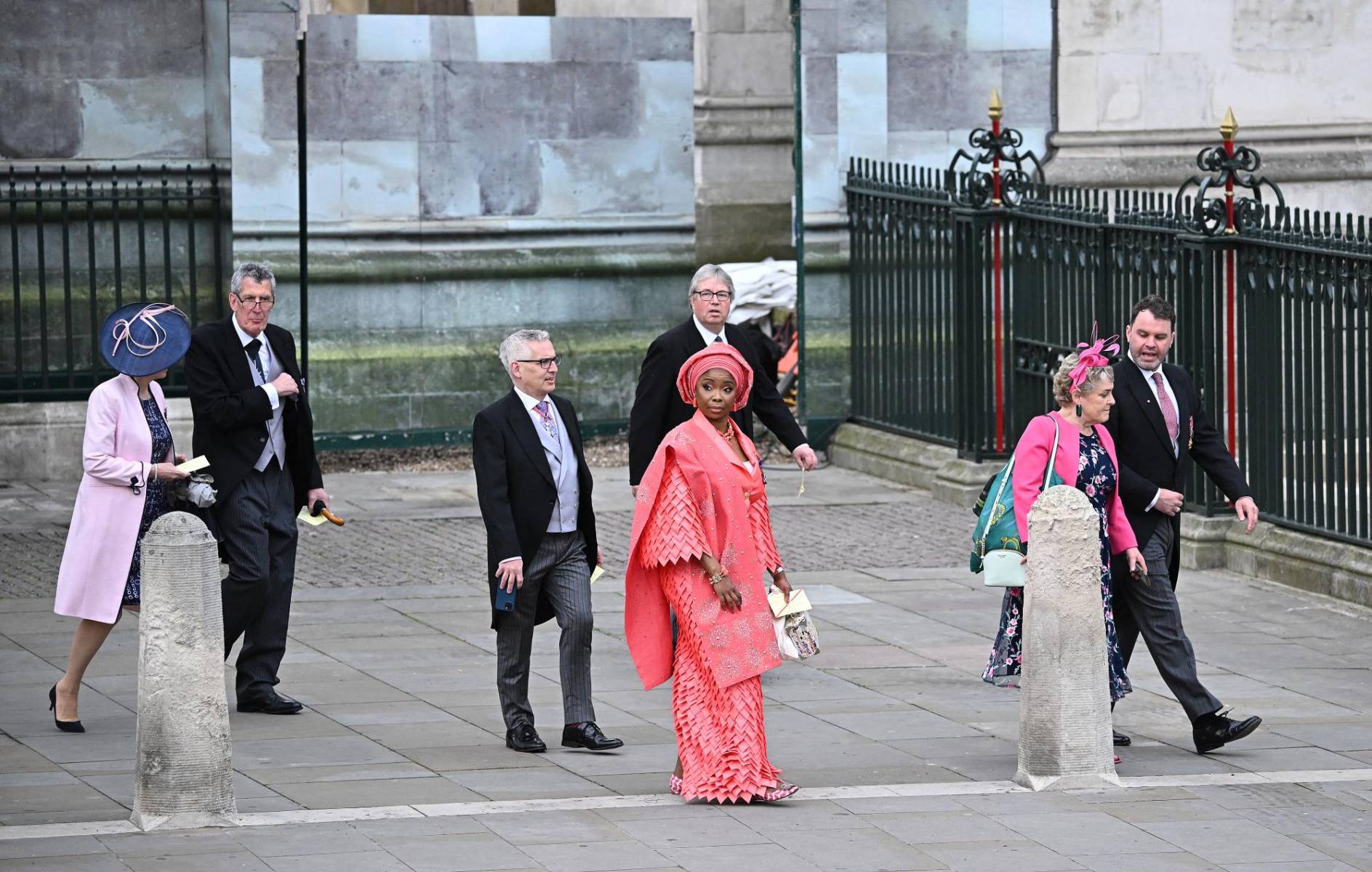 Invitados arriban a la iglesia en Londres 