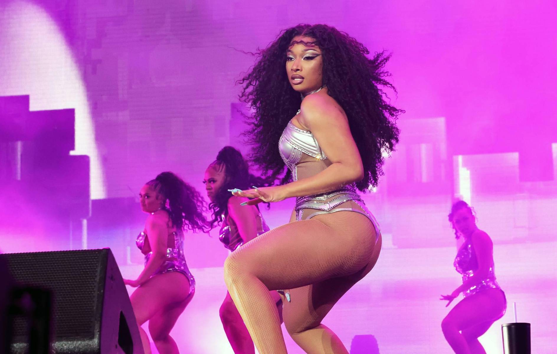 Otra artista que debutó en Coachella fue Megan Thee Stallion, quien hizo que el público iniciara su “Hot Girl Summer”. La cantante interpretó “Savage”, “Body” y, ahí mismo, lanzó un nuevo sencillo, “To Whom It May The F*** Concern”. Por otra parte, ¿te gustó su traje de Dolce &amp; Gabbana? A nosotros nos encantó. 