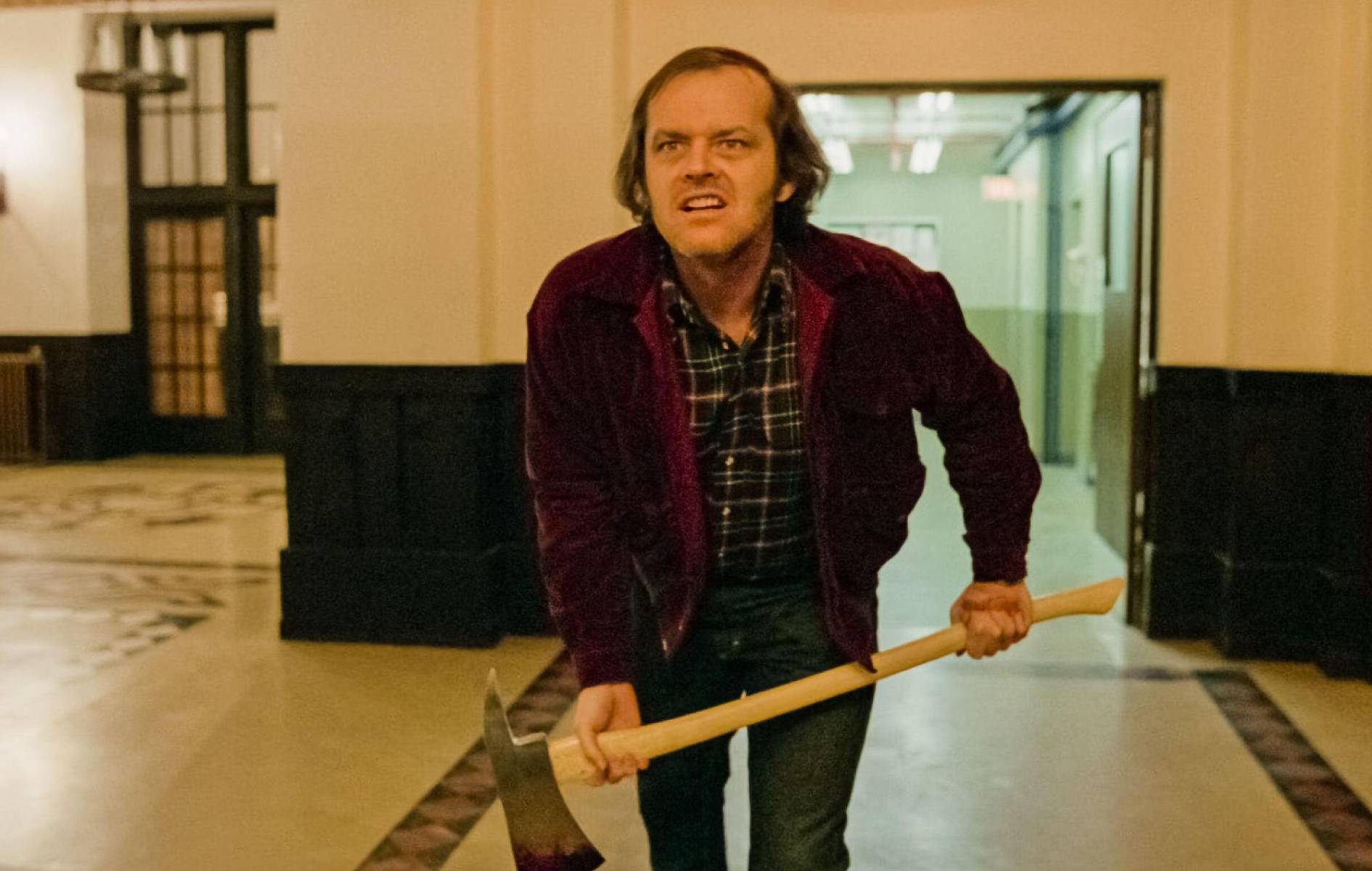 THE SHINING (El Resplandor, 1980). El director de cine Stanley Kubrick y el escritor Stephen King hicieron de esta película una obra maestra del género de terror. Su protagonista, Jack Nicholson, interpreta a Jack Torrance, un maestro de escuela que decide convertirse en escritor y se traslada con su esposa y su hijo de siete años al hotel Overlook, en Colorado, para encargarse del mantenimiento de las instalaciones durante el invierno, cuando permanece cerrado y aislado por la nieve. Poco después de su llegada al hotel, Jack empieza a padecer inquietantes trastornos de personalidad mientras suceden extraños y espeluznantes fenómenos paranormales.