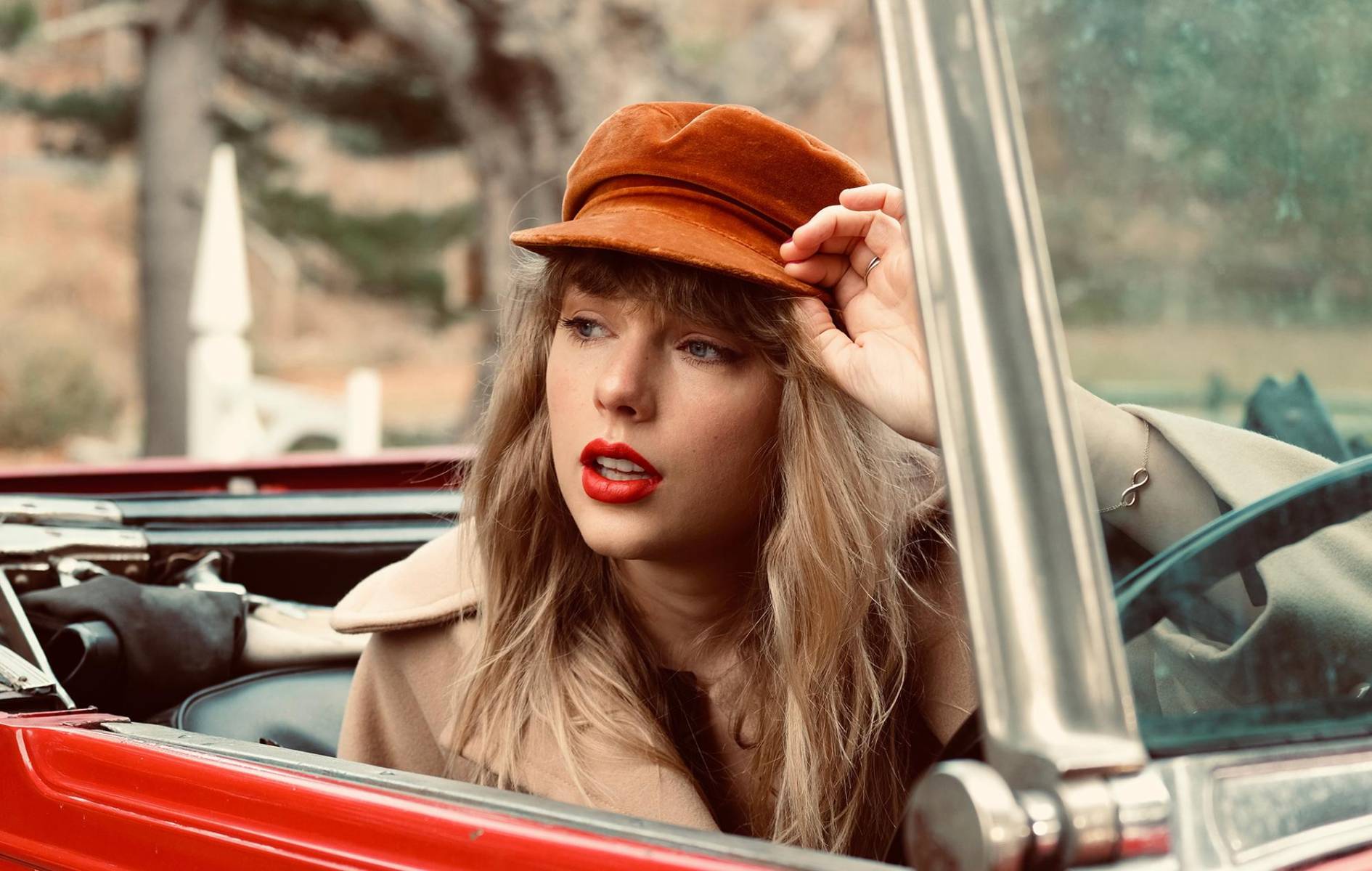 Muchos de estos relanzamientos la han devuelto a las listas con algunas de sus queridas canciones más antiguas. Estratégicamente, Swift también incluyó contenido nunca antes revelado con estos lanzamientos y modificó ligeramente algunos de sus clásicos.