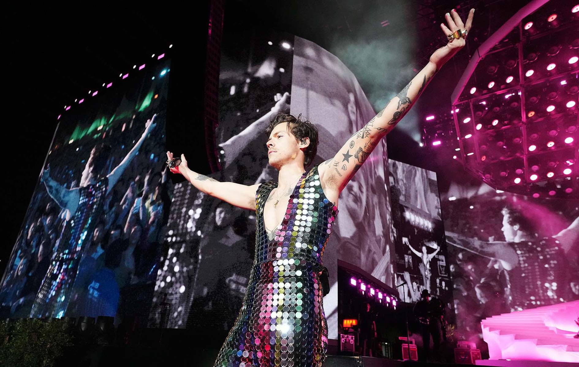 Una de las presentaciones de las que más se habló en internet fue de la de Harry Styles, ¿y cómo no hablar sobre ella? El artista brindó un espectáculo increíble, interpretando sus canciones más populares, incluyendo su más reciente lanzamiento, “As It Was”. Además, invitó a Shania Twain para cantar “Man! I Feel Like a Woman” al escenario. Y no podemos dejar de mencionar ese fenomenal jumpsuit de Gucci que usó durante todo su set. Fue realmente un icónico debut. 