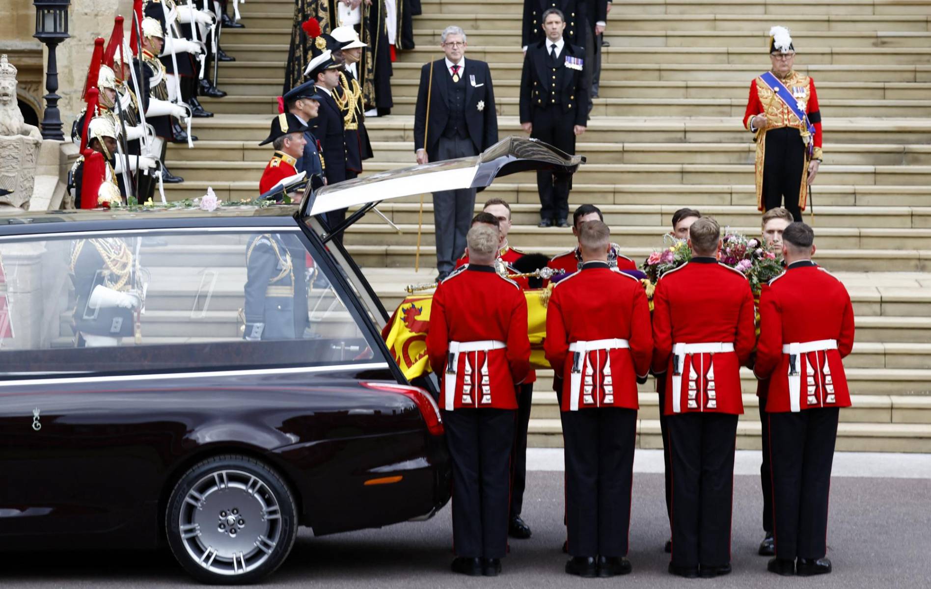 El ataúd de Isabel II llega a la capilla St George para la ceremonia dirigida por el deán de Windsor, David Conner, que leyó versos del libro del Apocalipsis, como ocurrió en los funerales de los abuelos de la reina, el rey Jorge V y la reina María, en 1936 y 1953, respectivamente, y en el de su padre, el rey Jorge VI, en 1952.(Photo by Jeff J Mitchell / POOL / AFP)