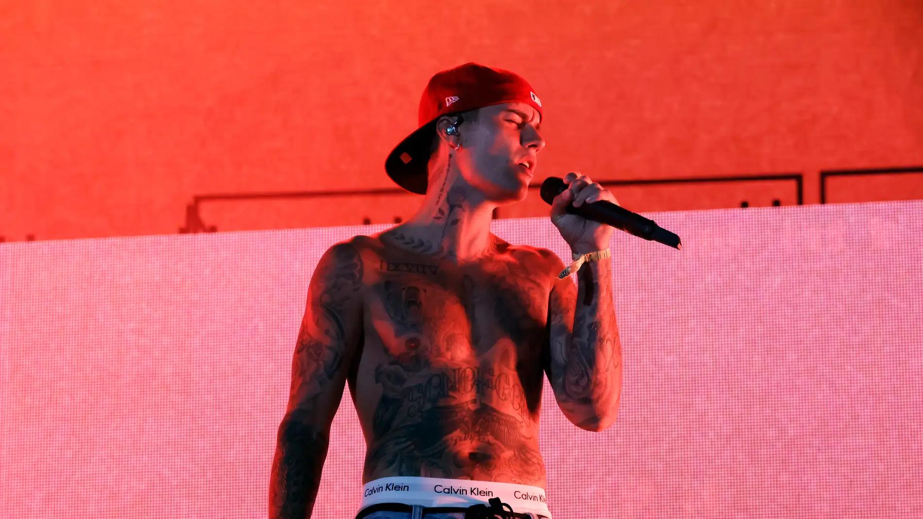 Hottie Alert! Otro highlight del evento fue cuando Justin Bieber se unió a Daniel Caeser para cantar “Peaches”, camisa no incluida. 