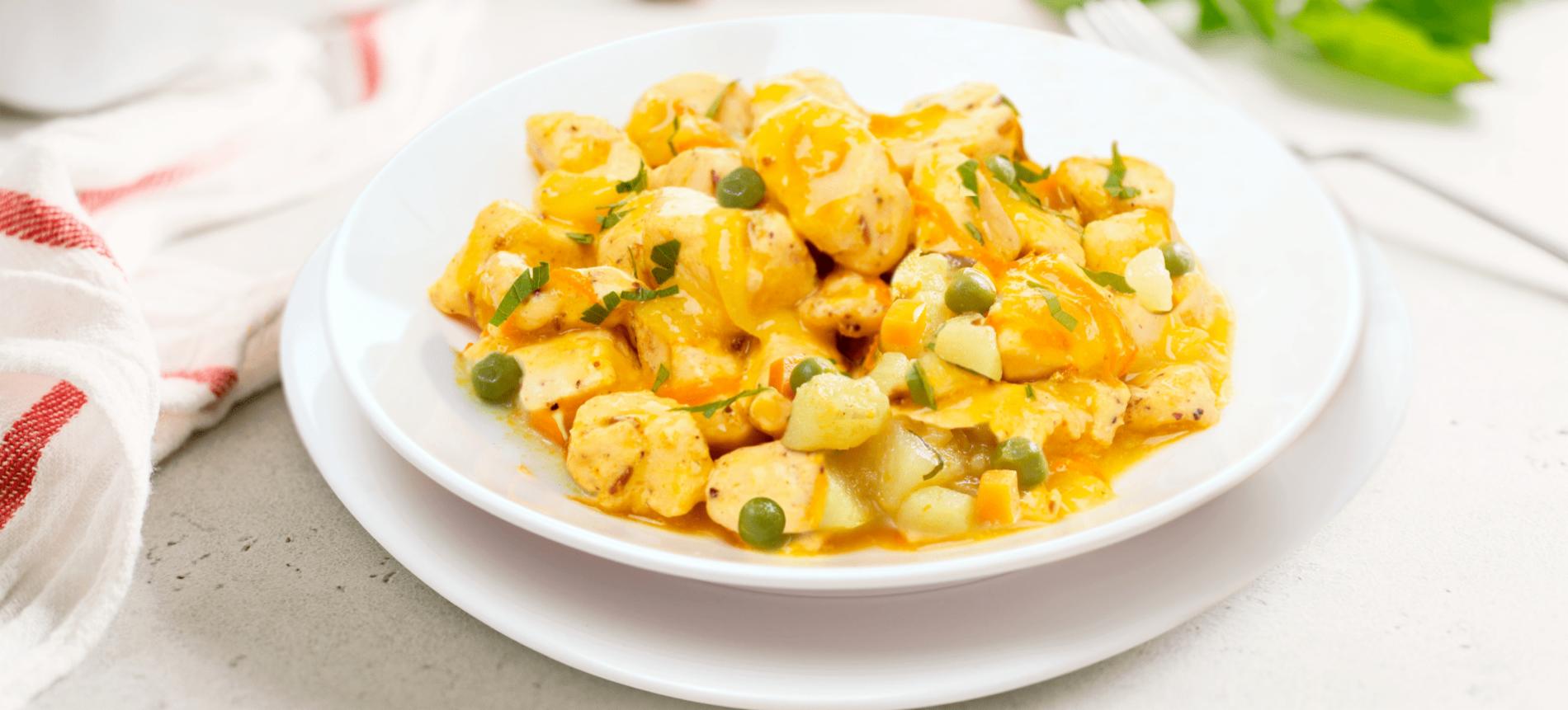El cau cau es un platillo tradicional de Perú y consiste en un guiso de callos; para preparar se necesita tiras de calor con ají amarillo, cebolla, ajo y trozos grandes de papa. 