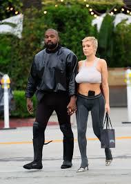 Bianca y Kanye se conocieron en el entorno profesional de Yeezy. Tras el divorcio de Kanye con Kim Kardashian en enero de 2021, la relación entre Bianca y Kanye se hizo pública en enero de 2023.