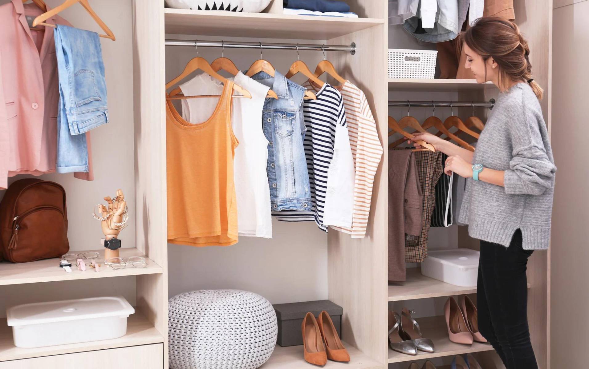 <b>Organiza tu armario</b>Ahora viene el momento crucial: devolver todo a su sitio. Organiza tus prendas, ya sea por color, tipo o según tu preferencia personal, pero asegúrate de mantener un orden consistente.