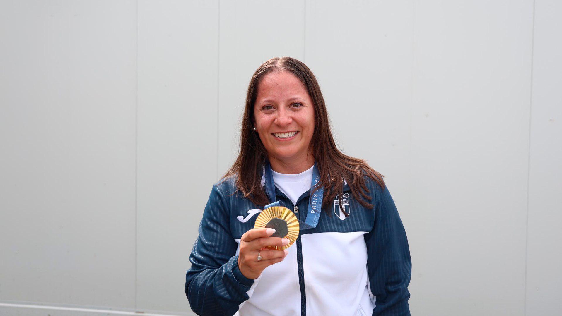 Adriana Ruano hizo historia al ser la primera campeona olímpica de Guatemala. Ganó la medalla de oro en la prueba de foso femenino y además batió el récord olímpico en una final. Su historia es una de resiliencia, dado que previo a los Juegos Olímpicos Londres 2012 una grave lesión de columna le impidió seguir practicando la gimnasia artística, el cual era su deporte inicial. La joven buscó alternativas, y su disciplina y esfuerzo por practicar el foso femenino le permitieron triunfar a pesar de las adversidades.