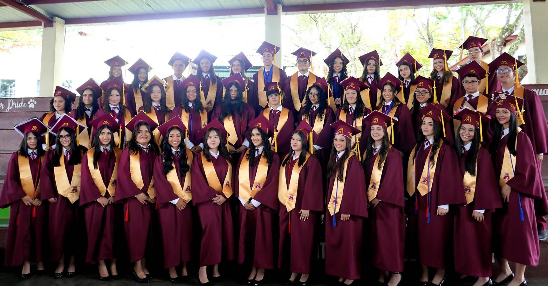 Con sonrisas, emoción y la satisfacción de una meta cumplida, los seniors de Mayan School celebraron su esperada graduación. Rodeados de sus familias, docentes y seres queridos, los graduandos vivieron una ceremonia especial en la que fueron reconocidos por su esfuerzo, dedicación y logros académicos, dando paso al inicio de nuevos desafíos y oportunidades en su camino hacia el futuro. 