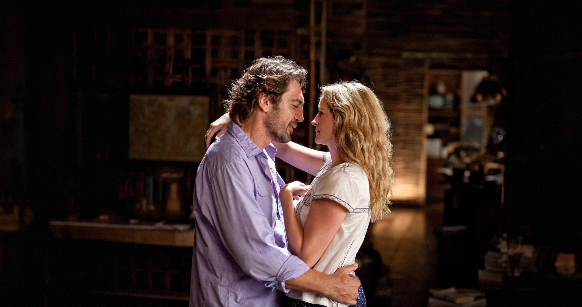 <b>Comer, rezar, amar. </b>Elizabeth (Julia Roberts) lo tenía todo... menos paz interior. Tras un divorcio, deja su vida perfecta en Nueva York para emprender un viaje transformador por Italia, India e Indonesia. En Italia aprende a disfrutar, en India a meditar y en Indonesia a amar de nuevo. No es una historia religiosa, pero sí una travesía profundamente espiritual sobre cómo sanar desde dentro. Ideal para quienes buscan inspiración para reinventarse. Disponible para comprar en Apple TV y Prime Video.