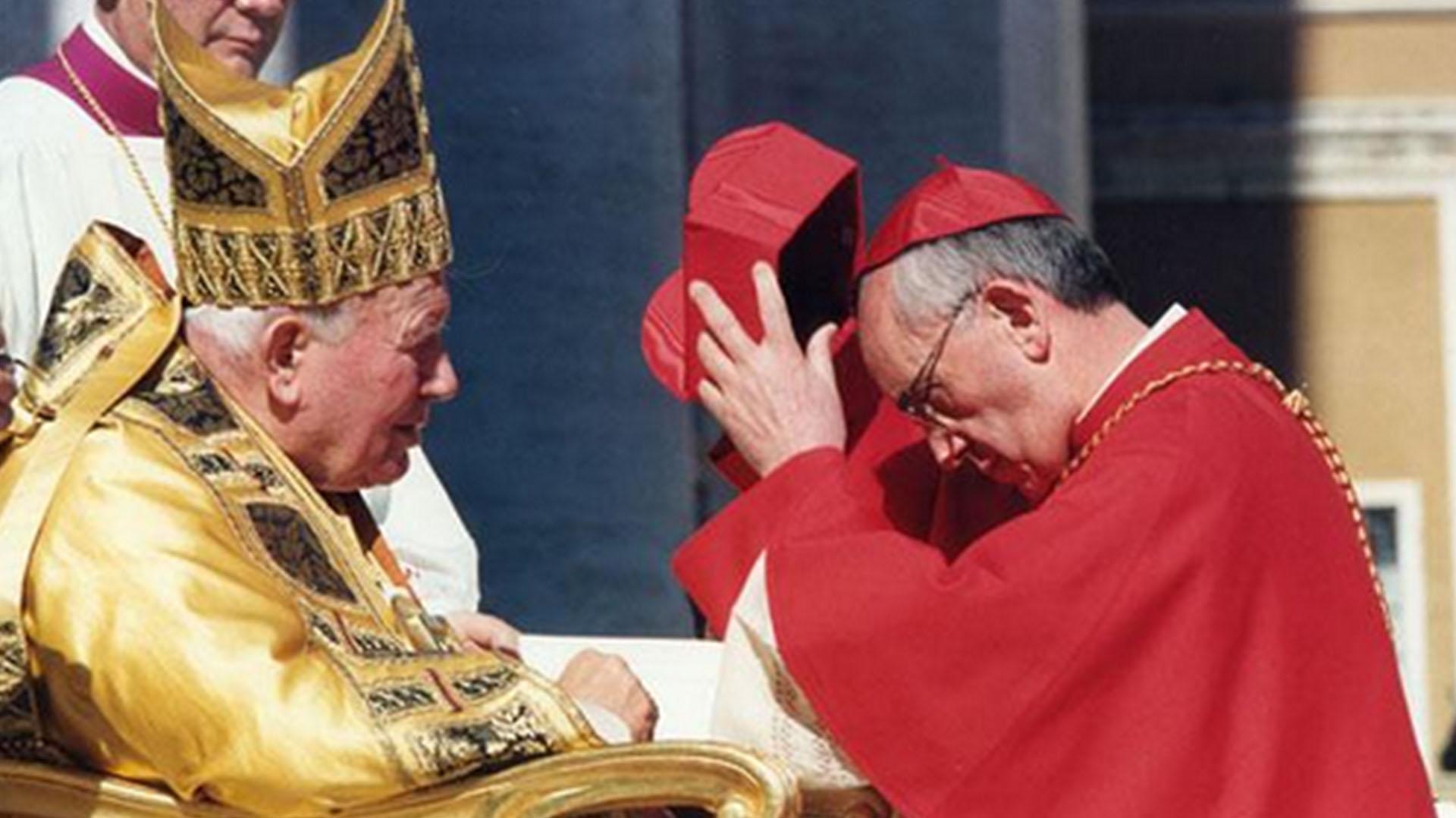 En 2001, el Papa Juan Pablo II lo nombró cardenal. A partir de ese momento, Bergoglio se convirtió en una figura clave en el Cónclave, donde tuvo una activa participación en los debates y decisiones dentro de la Iglesia.