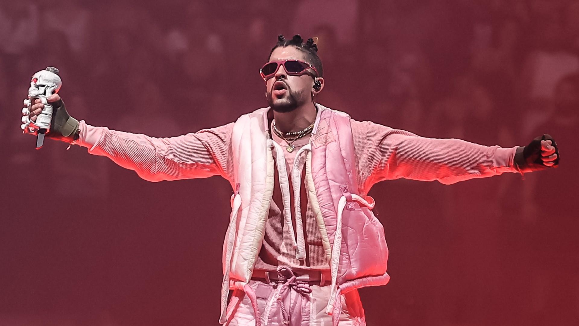 “Hago música para la gente que me quiere. Cuando leo comentarios que dicen: ‘Bad Bunny, ahora no voy a escuchar tu música’, está bien. Si ya no quieres escuchar mi música, está bien. Eso está bien, a alguien le gustará. Hago música para quien quiera escucharme y para quien quiera conectar conmigo”.