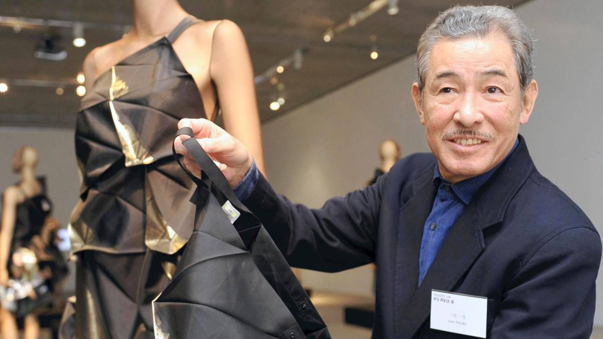 El reconocido diseñador japonés Issey Miyake falleció el5 de agosto, a los 84 años. De acuerdo a su compañía, el modista murió debido a un cáncer de hígado. 