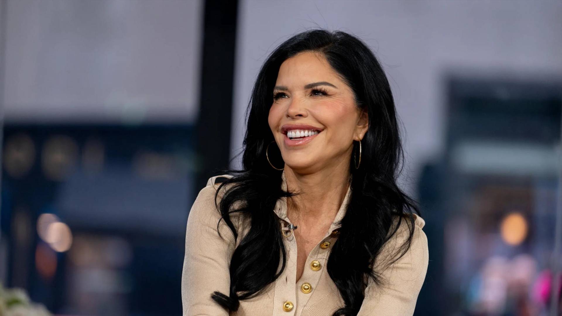 Lauren Sánchez usará hasta 27 atuendos de lujo diseñados por casas como Dolce &amp; Gabbana, Versace y Oscar de la Renta. Se rumorea que Anna Wintour podría estar colaborando como asesora de estilo para la novia. 