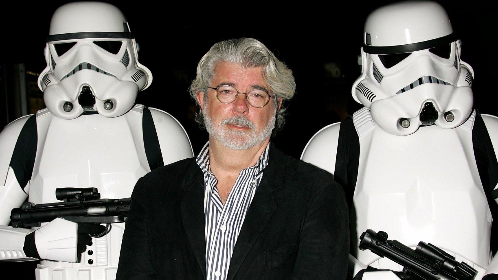 George Lucas, el director de Star Wars, que debutó como multimillonario en 1997, es de las celebridades más ricas gracias en gran parte a su productora LucasFilm, que vendió a Disney en 2012 por más de 4 mil millones de dólares en efectivo y acciones. Actualmente cuenta con una fortuna de 4.9 mil millones de dólares.