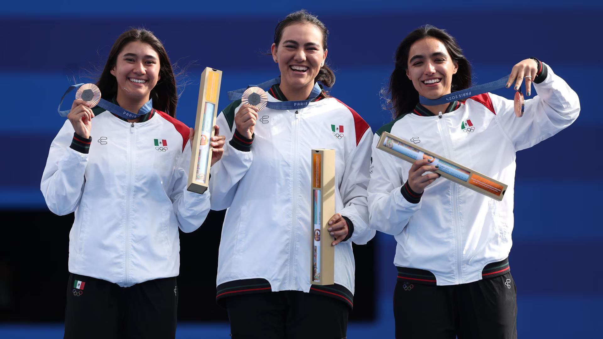 La triple A. Las mexicanas Alejandra Valencia, Ana Paula Vázquez y Ángela Ruíz lograron un momento histórico: ¡la primera medalla para México en la disciplina de Tiro con Arco femenino en equipo! Las atletas ganaron el bronce derrotando a Países Bajos. Las campeonas celebraron con gran alegría el gane luego de 3 dieces perfectos en la ronda final.