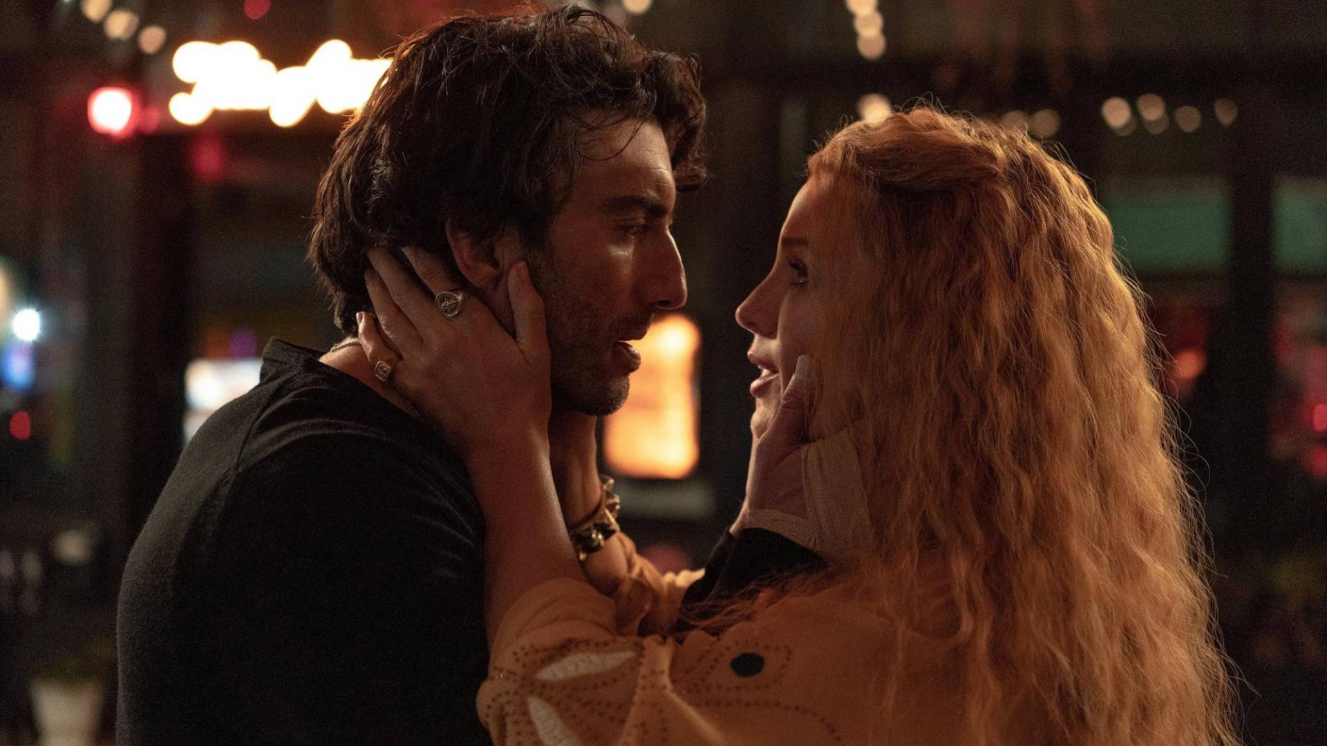 El rodaje de <i>It Ends With Us</i>, basada en la exitosa novela de Colleen Hoover, prometía ser un hito cinematográfico con Blake Lively y Justin Baldoni como protagonistas. Sin embargo, lo que comenzó como una esperada colaboración se ha transformado en un conflicto legal que ha captado la atención de Hollywood y la opinión pública. Desde acusaciones de ambiente laboral hostil hasta demandas multimillonarias por difamación, el caso ha tomado giros inesperados. A continuación, exploramos los 10 puntos clave que explican esta disputa y sus posibles implicaciones para ambas estrellas y la industria del cine.