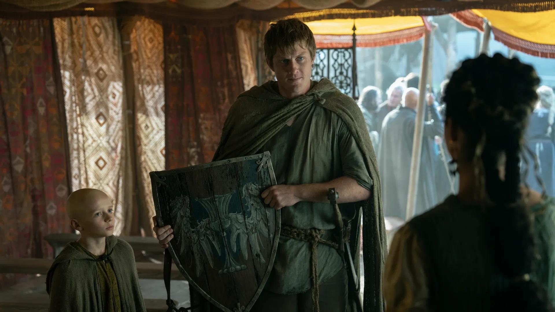 <b>El caballero de los siete reinos (HBO Max)</b>Basada en las novelas cortas del autor George R.R. Martin y ambientada un siglo antes de <i>Game of Thrones,</i> esta serie trata de las aventuras del aspirante a caballero que se hace llamar Ser Duncan el Alto y del príncipe Aegon Targaryen, quien anhela escapar de su tóxica familia real. 
