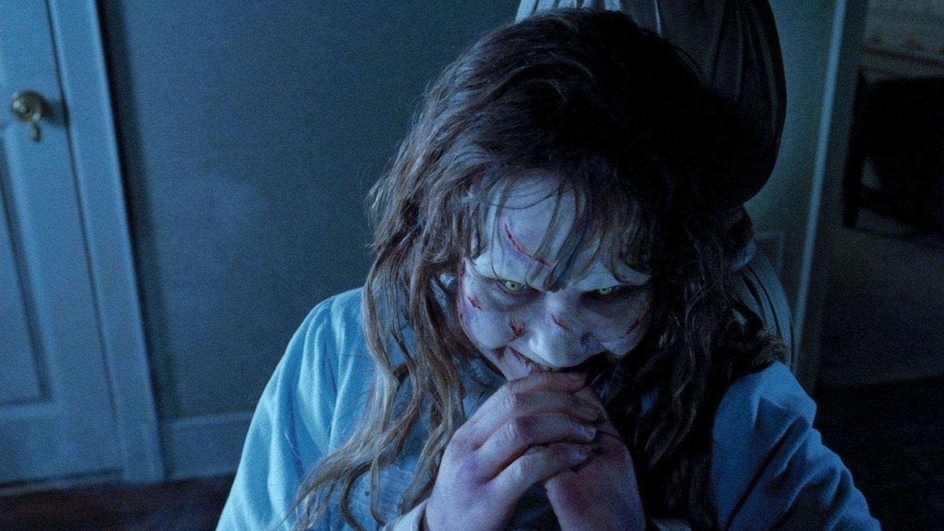<b>El Exorcista (1973)</b>Comenzaremos con un clásico de este género, El Exorcista es una de las películas de culto de todos los tiempo, donde se nos cuenta la historia de una niña de doce años es victima de fenómenos paranormales, después de varios estudios médicos sin presentar alguna mejoría, su madre recurre a un sacerdote con estudios. psiquiátricos, donde este asegura que el mal no es físico sino que se trata de una posición demoníaca. 