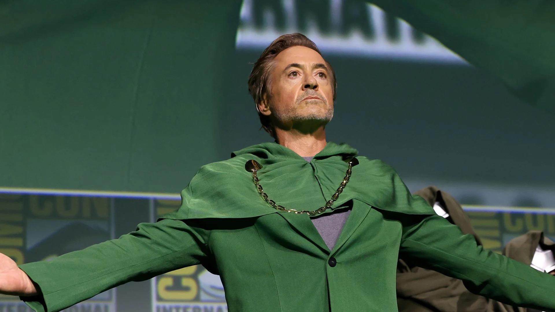Desde que Marvel anunció una nueva película de los “Cuatro Fantásticos”, se esperaba que Doctor Doom llegara al MCU. Pero la idea de que el estudio eligiera al mismo actor que interpretó a Iron Man, uno de sus héroes más queridos, como el villano icónico fue impactante. No se ha aclarado cómo funcionará esto. ¡Pero no podemos esperar a ver cómo se desarrolla esta nueva historia!