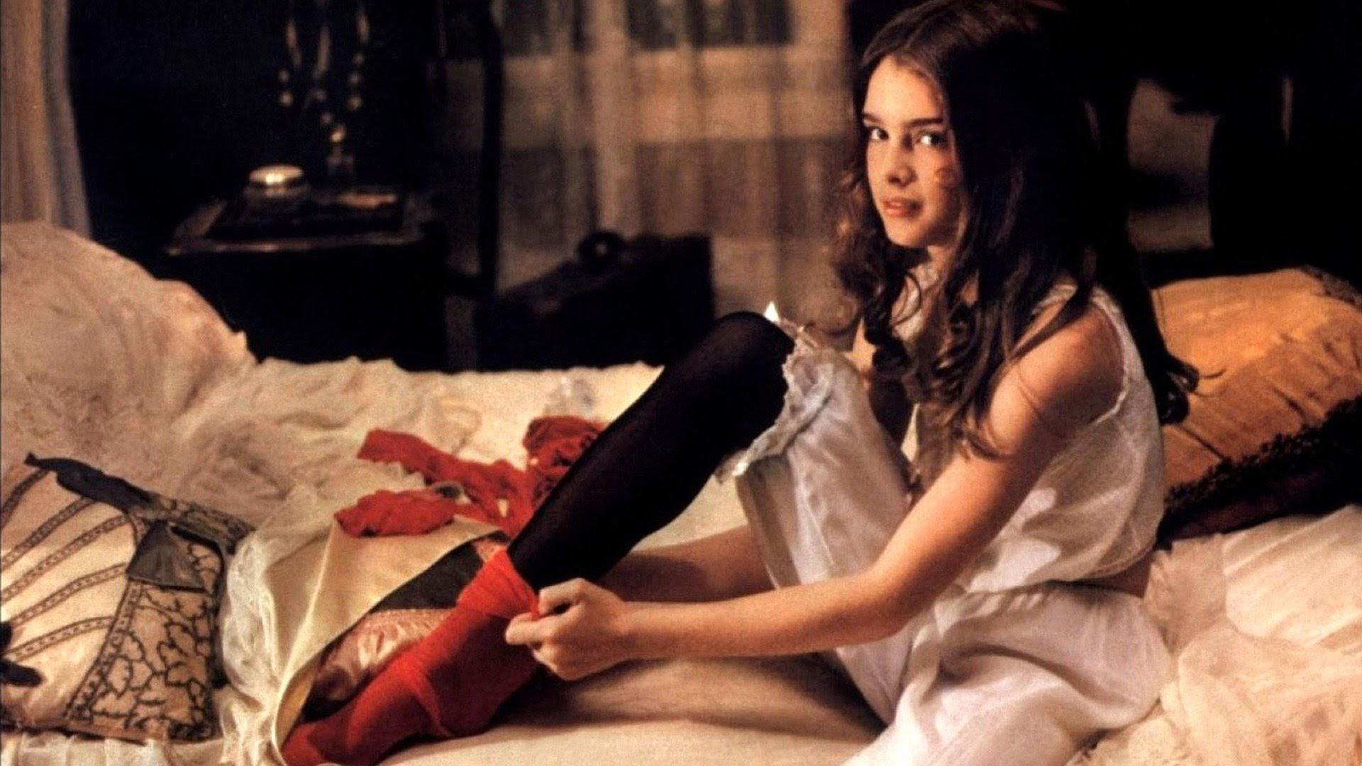 <b>Brooke Shields en “Pretty Baby”</b>Es una película de 1978, Brooke tenía 12 años cuando interpretó a una niña prostituta. El vestuario y las escenas hicieron que le llovieran múltiples críticas al director. Mientras que el director refutó que si catalogaban de pornografía infantil a la película era porque no la habían visto.