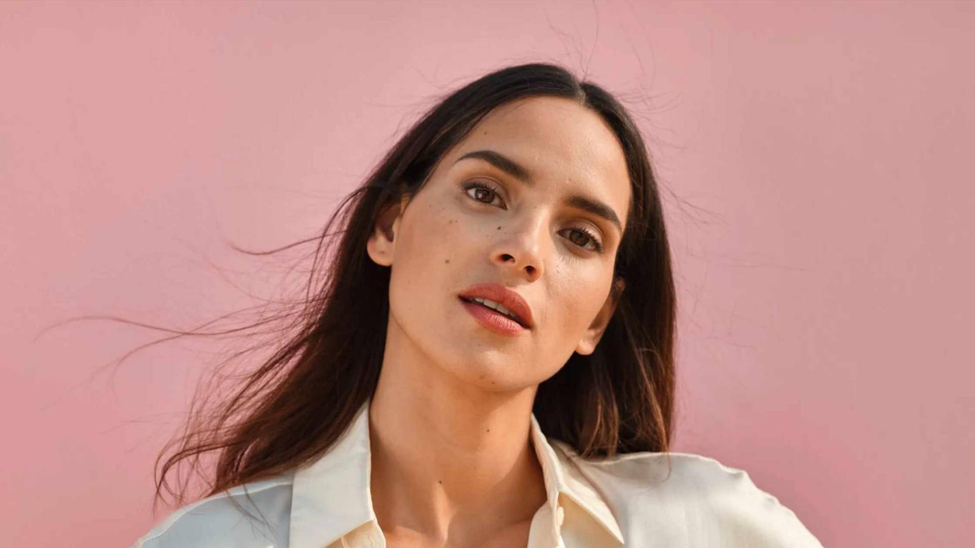 En el 2019, Adria Arjona se casó con el abogado Edgardo Canales. Los rumores y las especulaciones ahora sugieren que ese capítulo en su vida ha llegado a su final, aunque no se han hecho públicos los detalles de su posible divorcio.