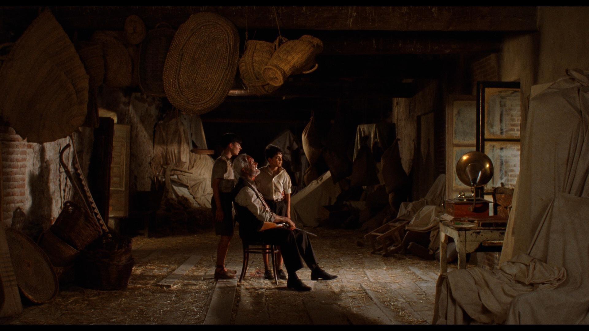 EL ESPINAZO DEL DIABLO (2001) Triste y oscura a la vez, esta memorable película de Guillermo del Toro nos transporta a 1939, cuando recién finalizaba la Guerra Civil Española. Con efectos especiales pulcros y bien ejecutados, el público se deja llevar por la historia de Carlos, un niño de diez años que es acogido en un hogar de huérfanos de víctimas republicanas. Su presencia altera la rutina diaria del lugar, donde es acechado por el fantasma de uno de los antiguos ocupantes del orfanato.